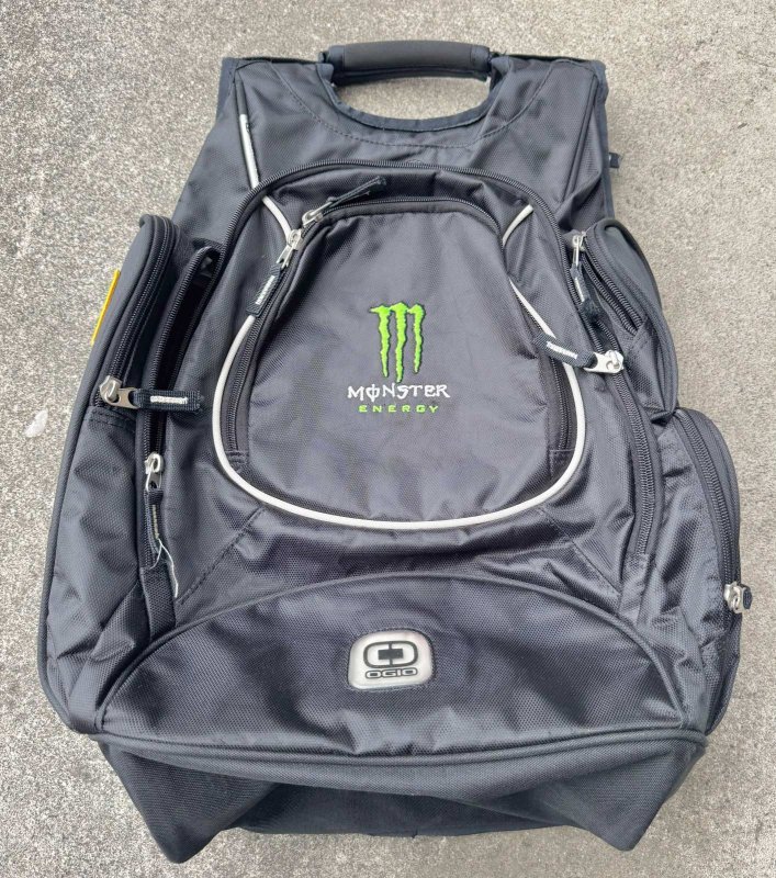 画像1: 米軍放出品 OGIO モンスターエナジーコラボ バックパック (1)