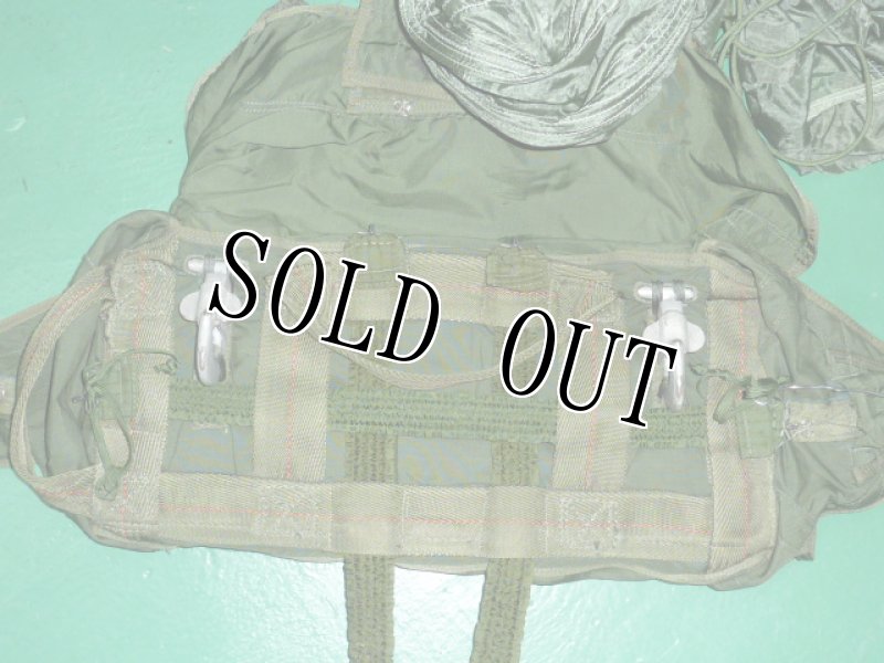 画像3: 米軍実物　空挺部隊　チェスト予備パラシュート (3)