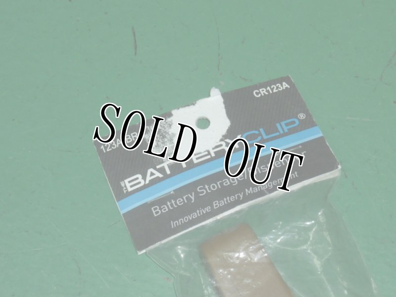 画像4: 米軍放出品 バッテリークリップCR123Aバッテリーディスペンサー(コヨーテ) (4)