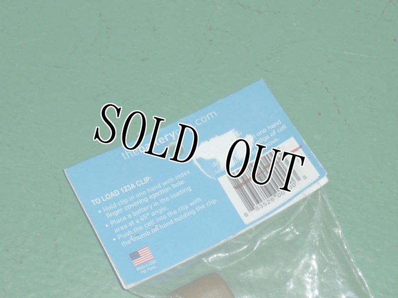 画像3: 米軍放出品 バッテリークリップCR123Aバッテリーディスペンサー(コヨーテ) (3)