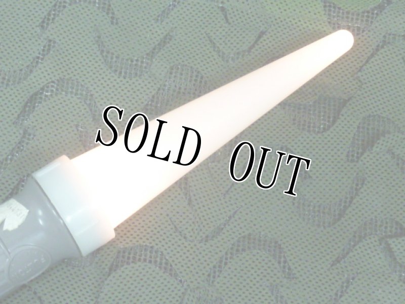 画像4: 米軍実物 U.S. NAVY 2-CELL FLIGHT DECK TRAFFIC WAND (4)