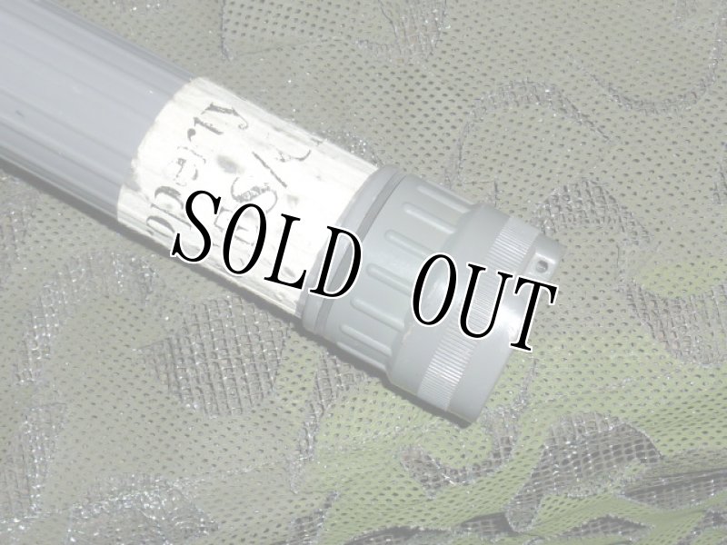 画像3: 米軍実物 U.S. NAVY 2-CELL FLIGHT DECK TRAFFIC WAND (3)