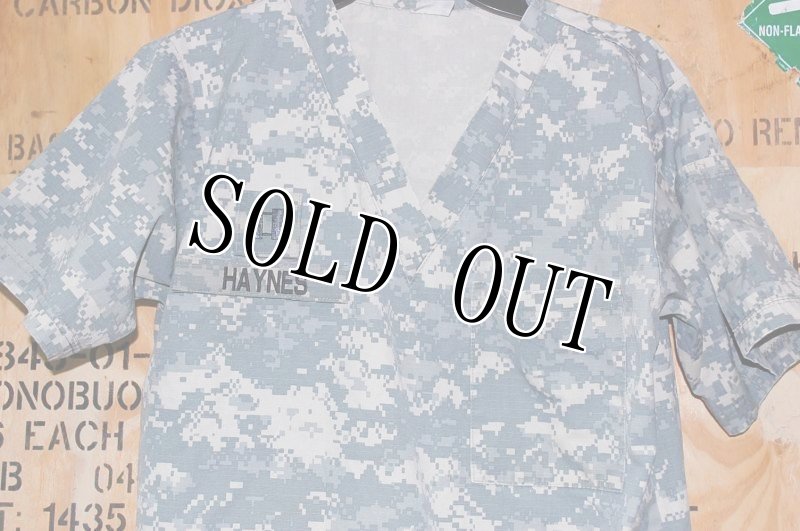 画像2: 米軍実物 ACU メディカル スクラブ シャツ XS (2)