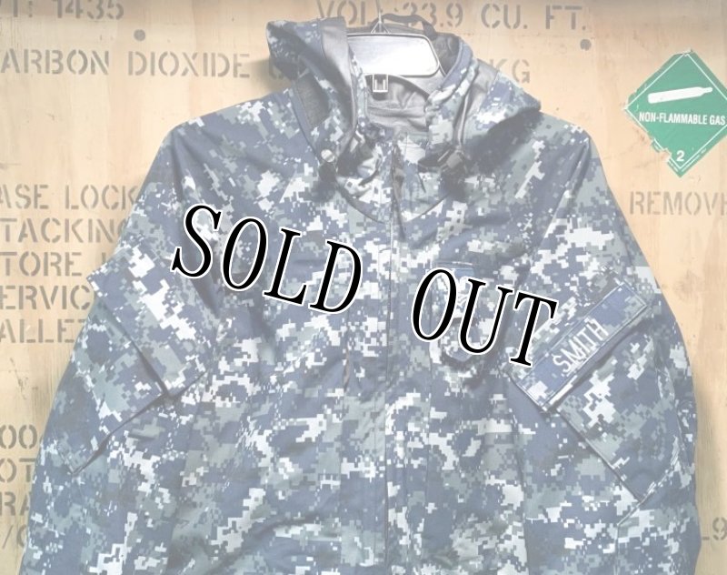 画像2: 米海軍実物 US NAVY 階級章付き GORE-TEX パーカー S-R (2)