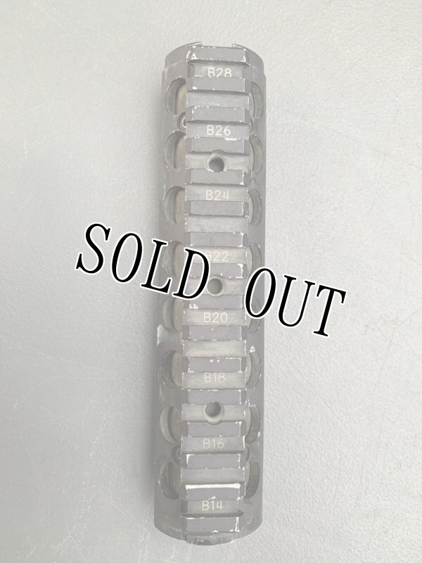 画像4: 米軍実物 KNIGHTS ARMAMENT  Lower Rail Clamp (4)