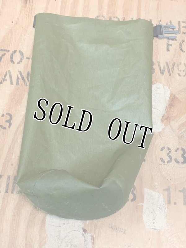 画像2: 米軍放出品 USMC    防水バッグ SEAL LINE (2)