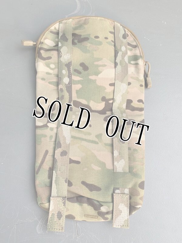 画像2: 米軍実物 First Spear社 100oz ハイドレーションポーチ マルチカム (2)