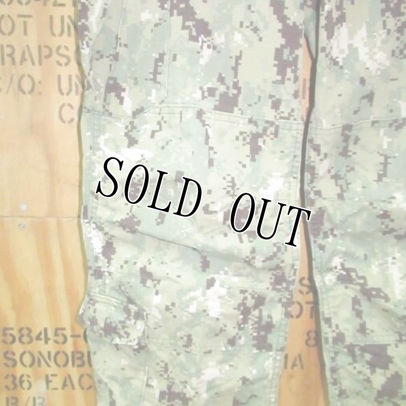 画像2: 米軍実物,US NAVY, AOR2 NUW 迷彩パンツ TYPEIII S-R (2)