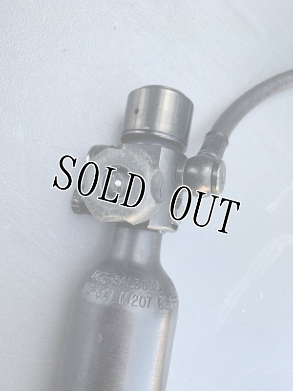 画像3: 米軍実物 Survival Egress Air緊急用  小型酸素　ボンベ ブラック 非常脱出  (3)