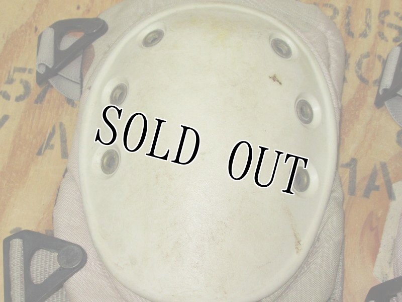 画像2: 米軍放出品　ALTA　ニーパッド　デザート3C (2)