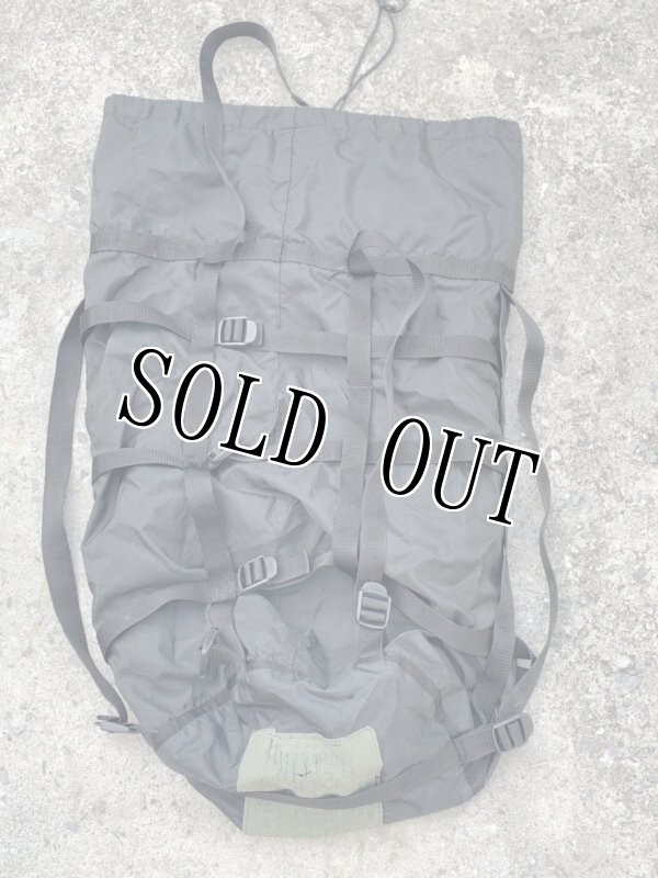 画像2: 米軍実物 スリーピングバッグ 圧縮サック (2)