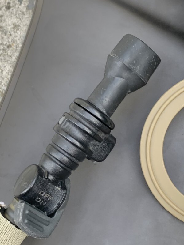 画像12: 米軍放出品 キャメルバック デザート3C 70OZ(2リットル) (12)