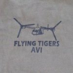 画像1: 米軍放出品　FLYING TIGERS AVI　Tシャツ (1)