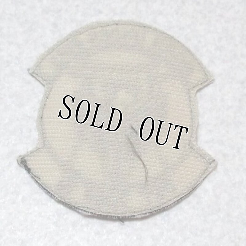 画像2: 米軍実物 BORN UNDER FIRE DET 1,43　IS　ワッペン (2)