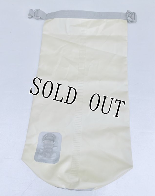 画像4: 米軍放出品10L  Earth PakK   防水ドライバッグ  (4)