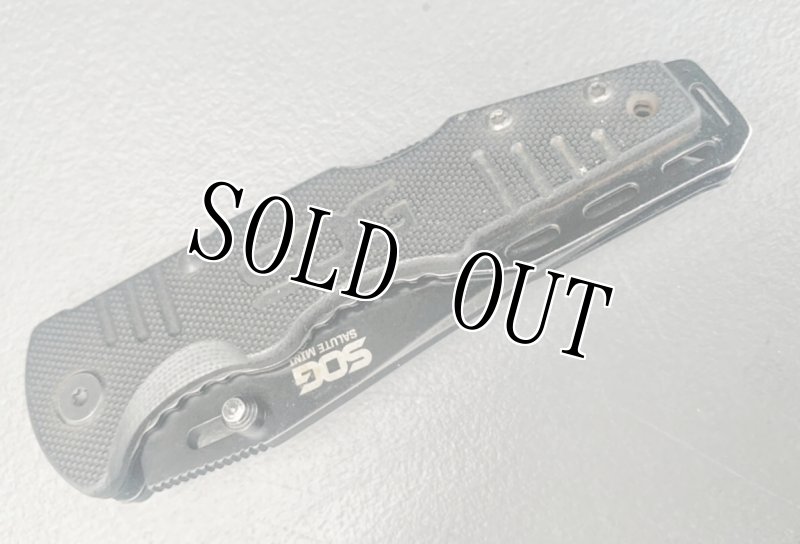 画像2: 米軍放出品 SOG フォールディング    SALUTE ロックバック (2)