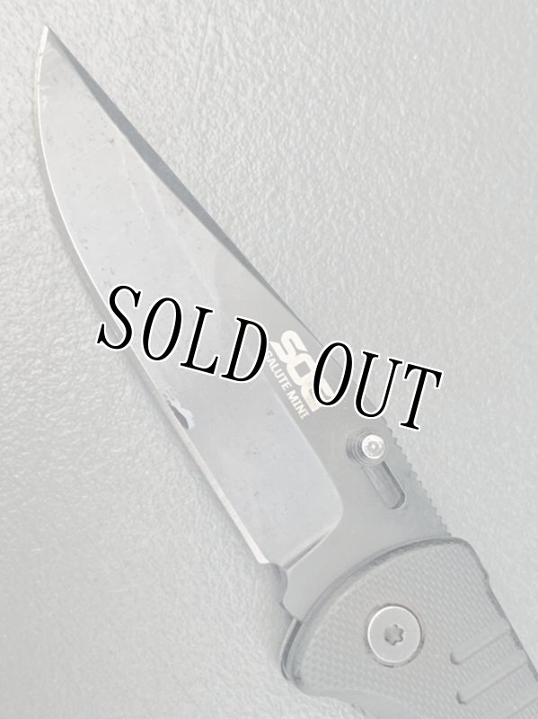 画像4: 米軍放出品 SOG フォールディング    SALUTE ロックバック (4)