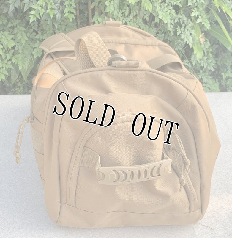 画像4: 米軍放出品 Highland Tactical ダッフル バッグ コヨーテ (4)