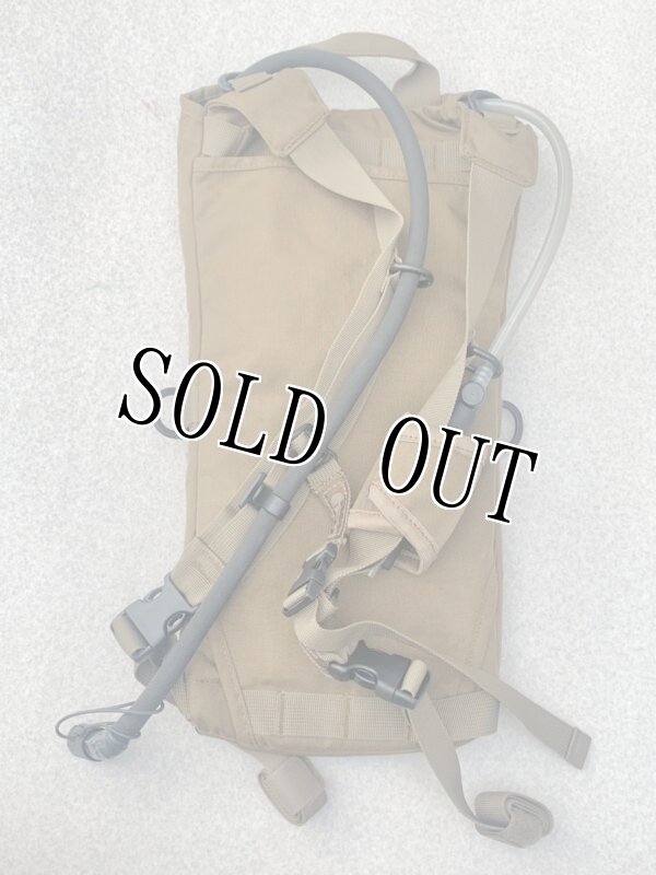 画像2: 米軍放出品 GEIGERRIG ガイガーリグ   ハイドレーションパック 2リットル コヨーテ  (2)