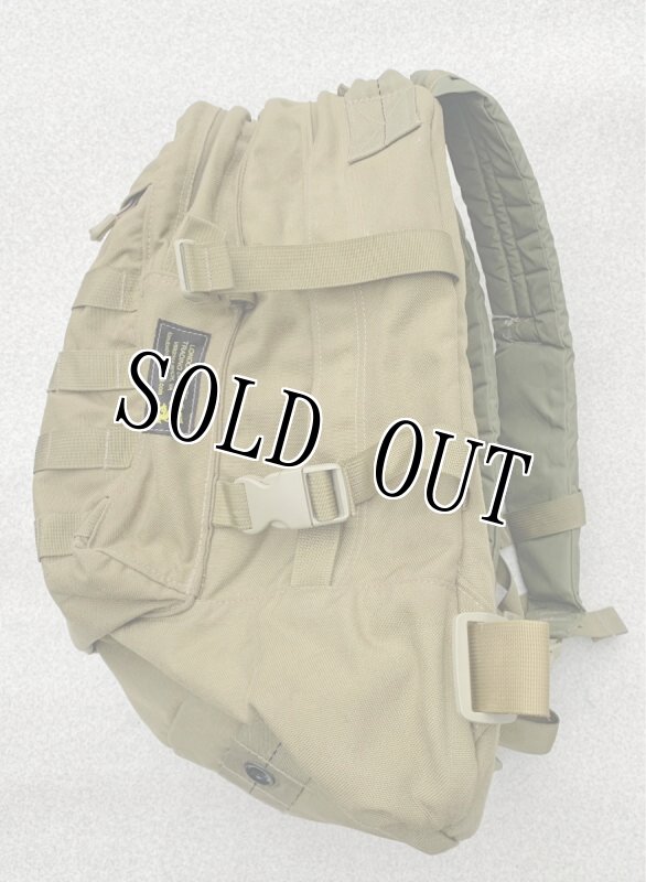 画像2: 米軍実物 LBT1476A ロンドンブリッジ コヨーテ アサルトパック 金タグ (2)