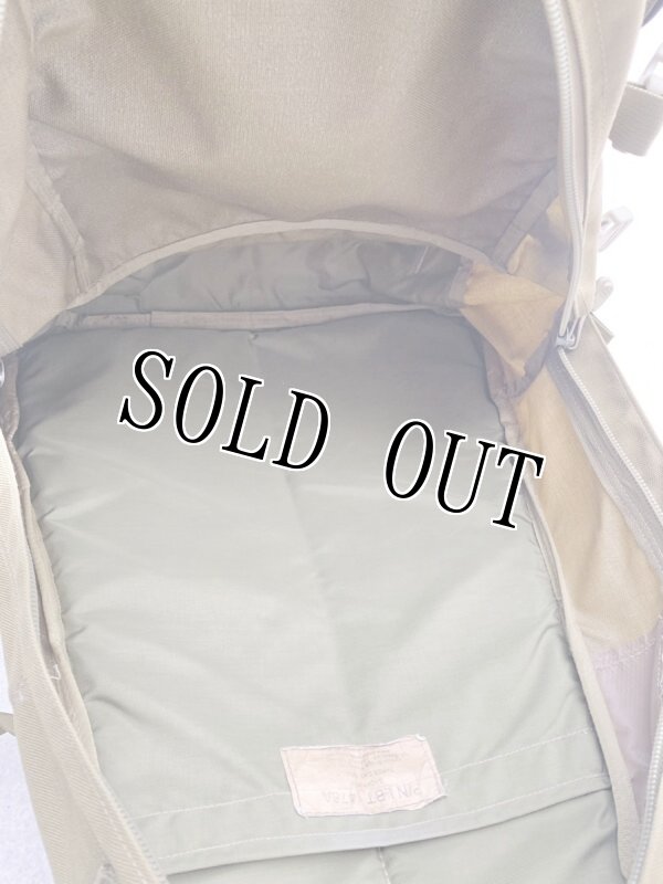 画像7: 米軍実物 LBT1476A ロンドンブリッジ コヨーテ アサルトパック 金タグ (7)