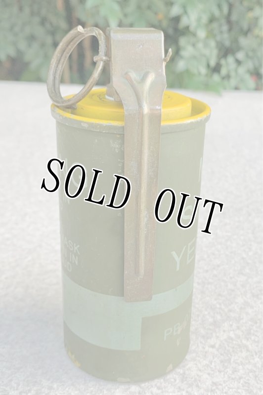 画像2: 米軍実物 M18 イエロー シグナル スモーク ハンド グレネード (2)