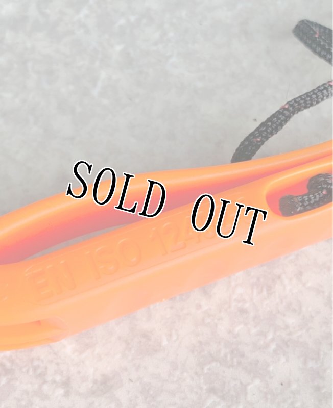 画像4: 米軍放出品　ホイッスルSafety Whistle　ISO12402-8  (4)