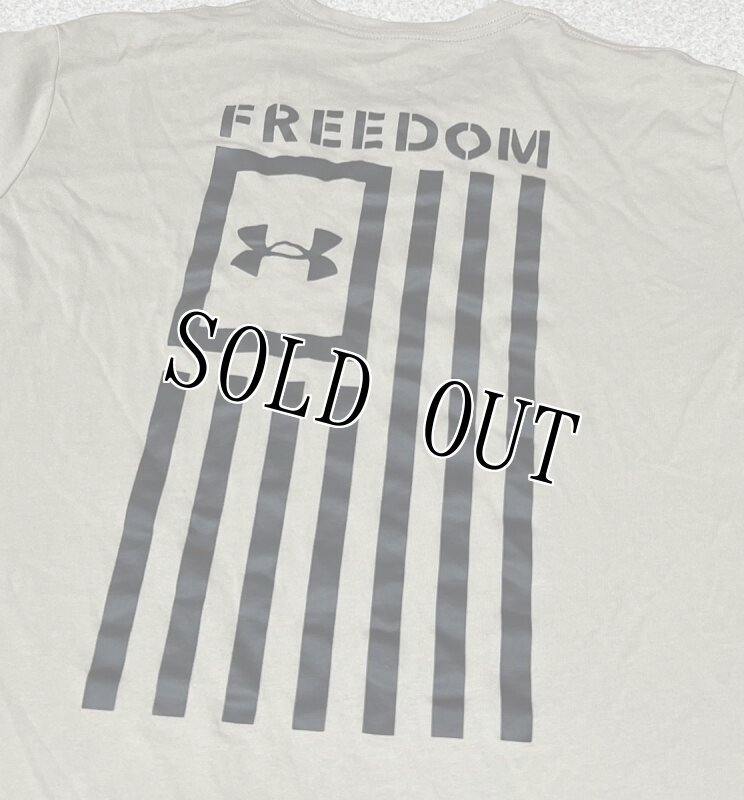 画像2: 米軍放出品 アンダーアーマー FREEDOM  Tシャツ MEDIUM (2)