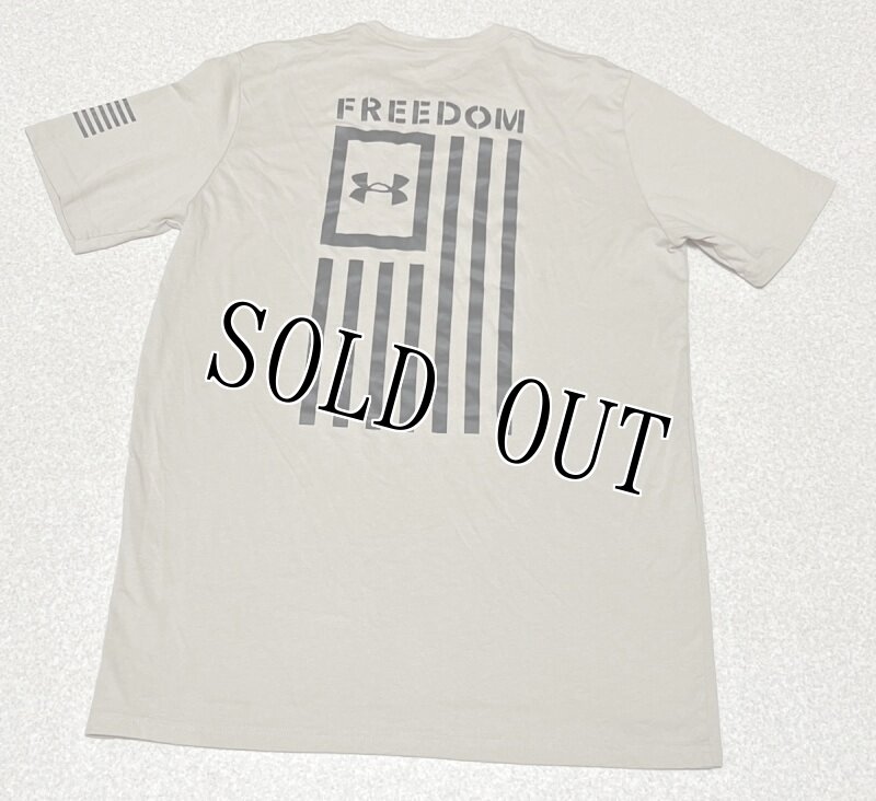 画像1: 米軍放出品　アンダーアーマー FREEDOM　 Tシャツ　MEDIUM (1)