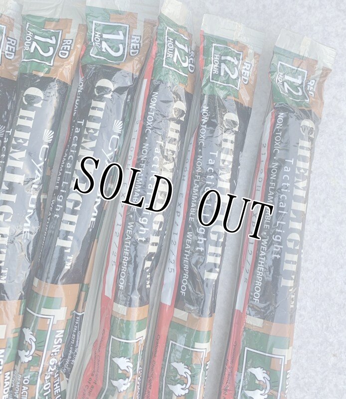 画像2: 米軍実物 CYALUME CHEMLIGHT サイリューム ライトスティック RED 12HR 8本 (2)