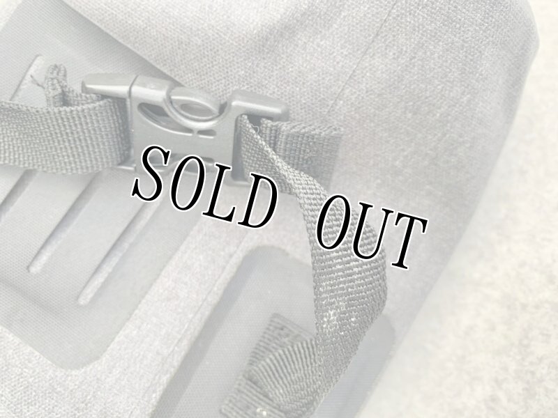 画像8: 米軍放出品　apeks スモールドライバッグ   防水ダッフルバッグ  (8)