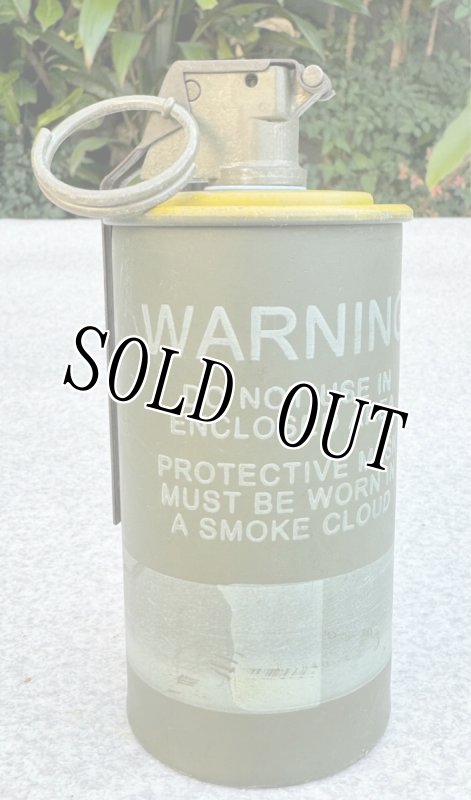 画像2: 米軍実物 M18 イエロー シグナル スモーク ハンド グレネード (2)