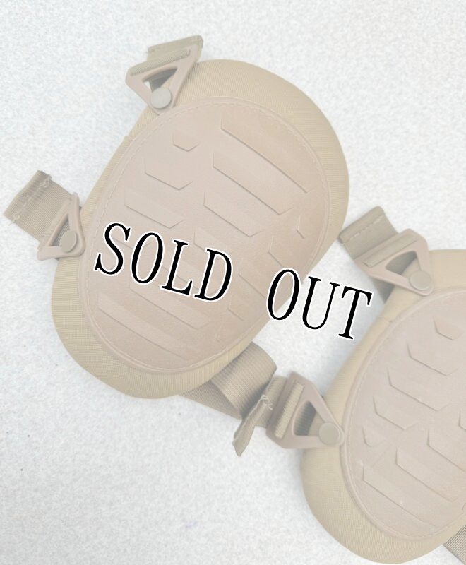 画像3: 米軍放出品 タクティカル ニーパッド コヨーテ (3)