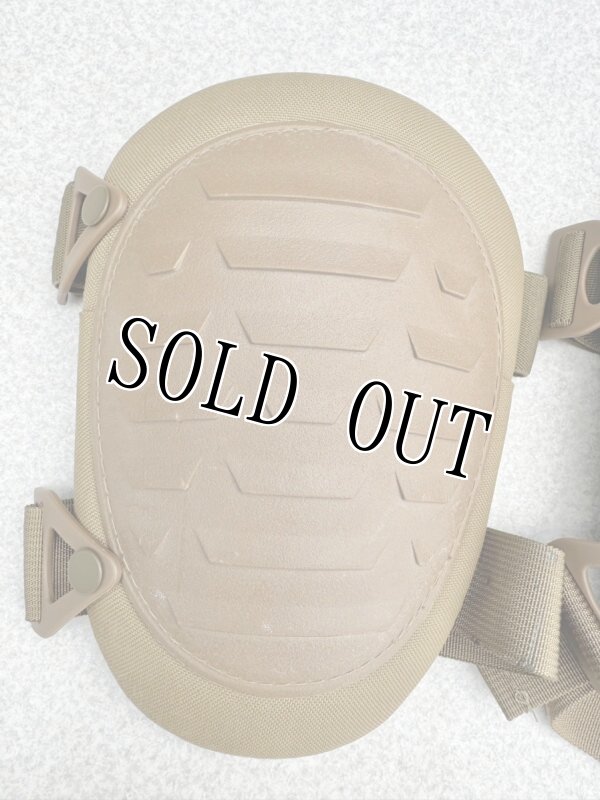 画像4: 米軍放出品 タクティカル ニーパッド コヨーテ (4)