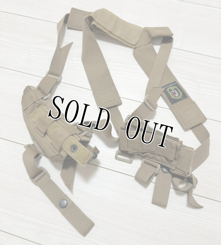 画像1: 米軍放出品 Tactical Assault Gear ショルダー ホルスター 9mmタブルマガジンポーチ　両利き用  (1)