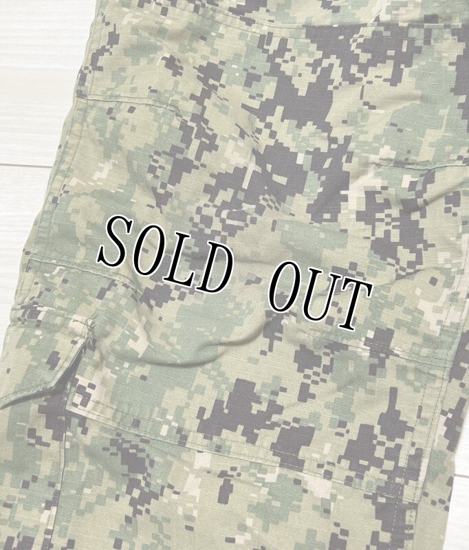 画像2: 米軍実物,US NAVY,　AOR2　NUW　迷彩パンツ　TYPEIII　LARGE-REGULA (2)
