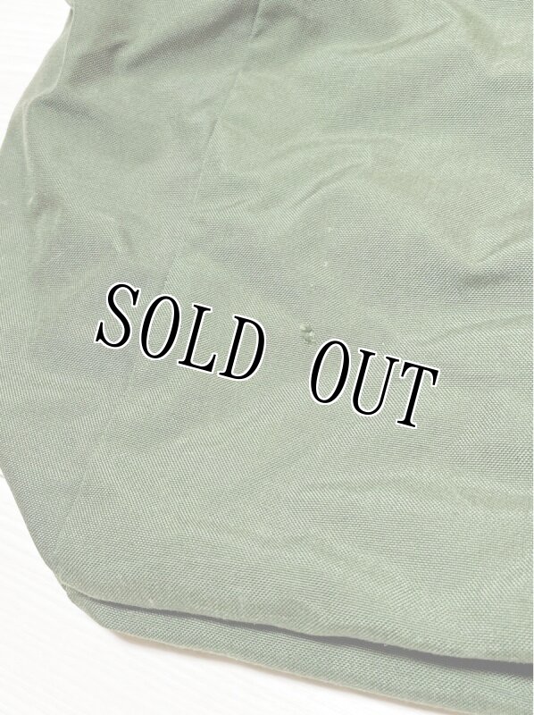 画像4: 米軍放出品 ナイロン　パラシュート キットバッグ  (4)