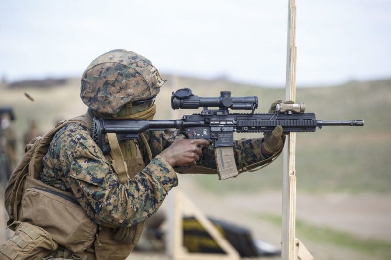画像1: 米軍実物 Trijicon USMC SCO VCOG 1-8x28mm Red MRAD Tree Reticle Riflescope w/LaRue LT799 Mount, Tenebraex Flip Caps & Soft Case VC18-C-2400012 (1)