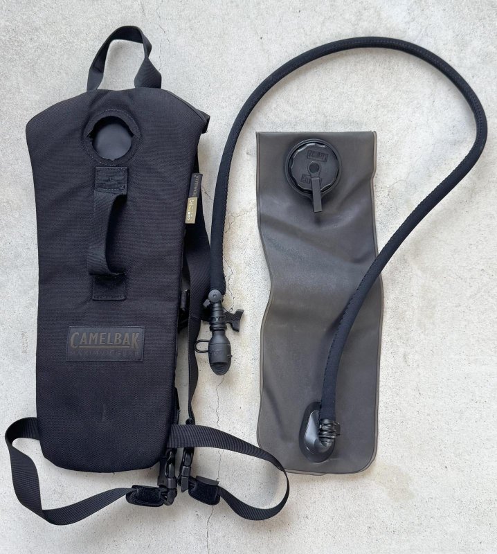 画像1: 米軍放出品 CAMELBAK   ハイドレーションバッグ (1)