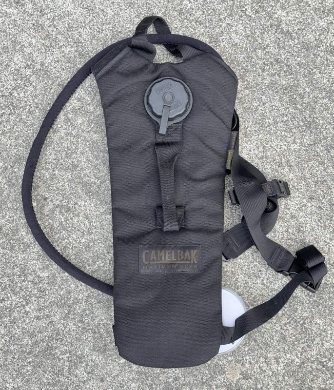 画像1: 米軍放出品 CAMELBAK   ハイドレーションバッグ (1)