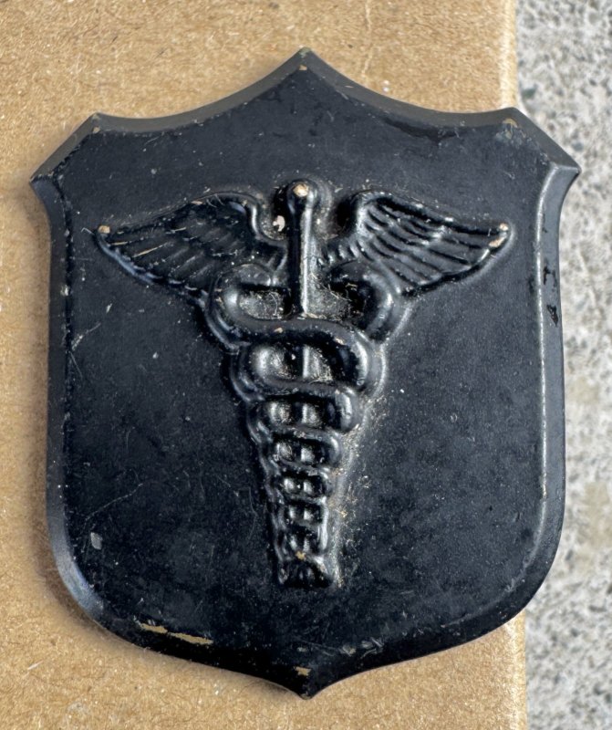 画像2: 米軍実物 ビンテージ US NAVY USMC Corps Medical Shield 襟章ピン (2)