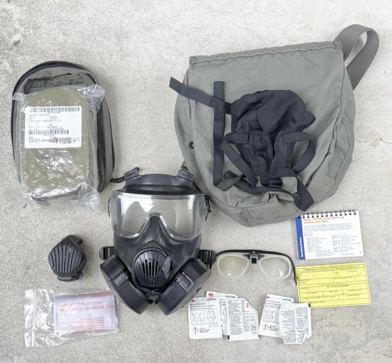 画像1: 米軍実物 M50 ガスマスク 官給品 MEDIUM (1)