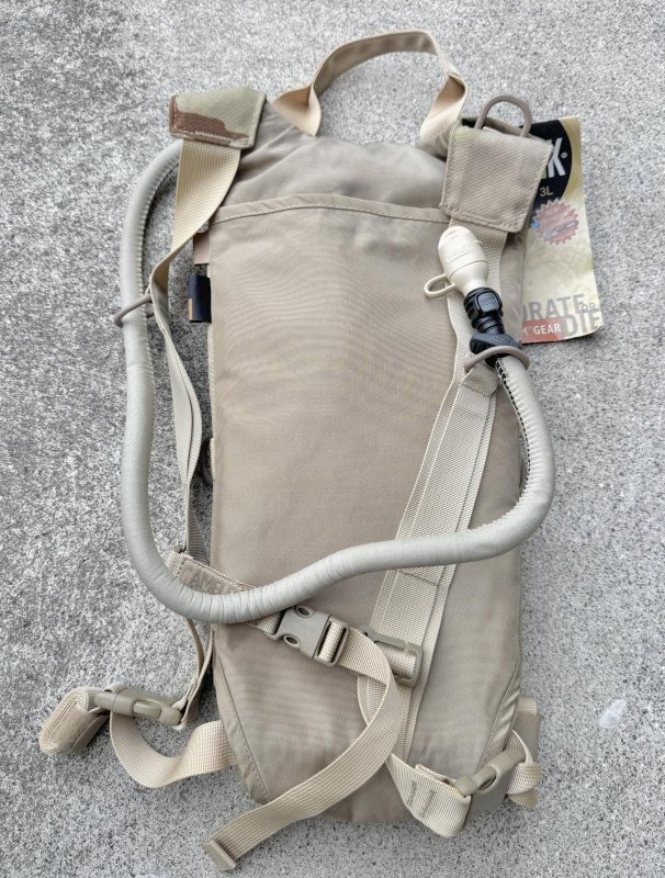 画像8: 米軍放出品　キャメルバック　デザート3C　70OZ(2リットル) (8)