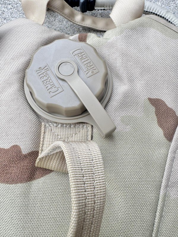 画像2: 米軍放出品　キャメルバック　デザート3C　70OZ(2リットル) (2)