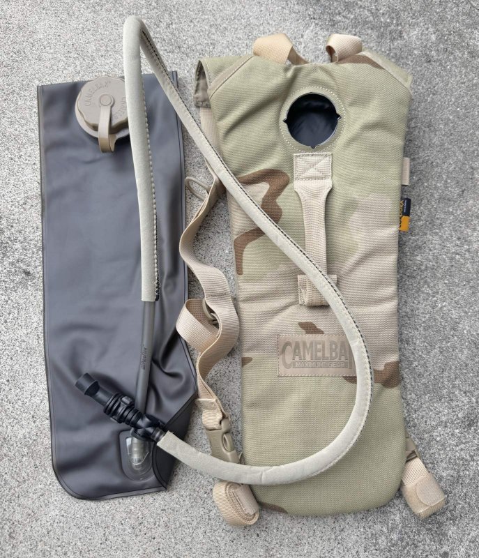 画像1: 米軍放出品　キャメルバック　デザート3C　70OZ(2リットル) (1)