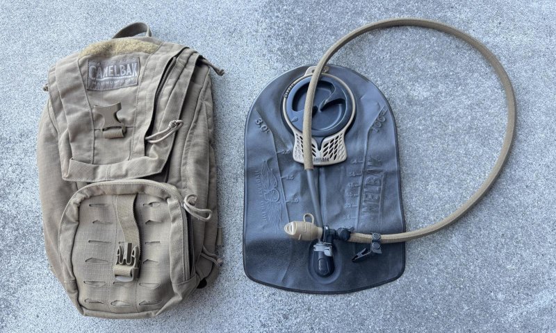 画像1: 米軍放出品 CAMELBAK キャメルバック   ハイドレーションバッグ AMBUSH（アンブッシュ）  (1)