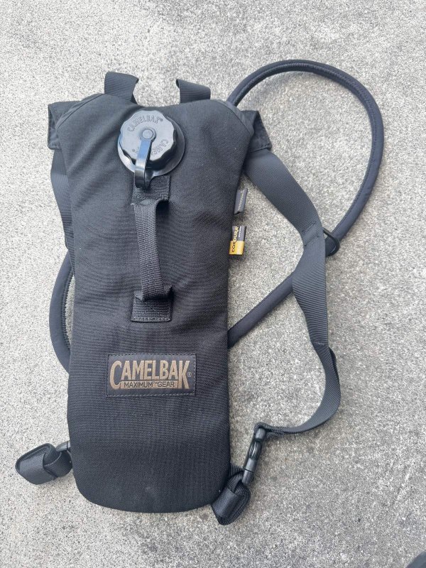 画像1: 米軍放出品 CAMELBAK   ハイドレーションバッグ 70 OZ(2リットル) (1)