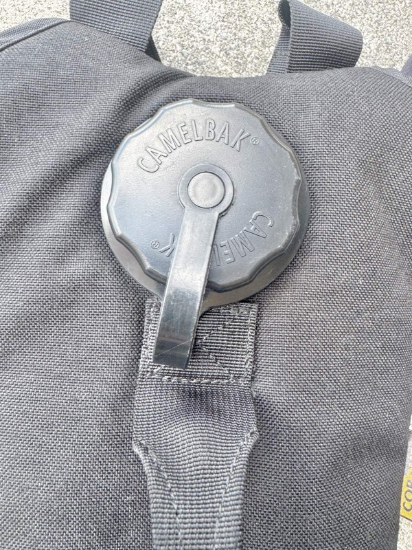 画像4: 米軍放出品 CAMELBAK   ハイドレーションバッグ 70 OZ(2リットル) (4)