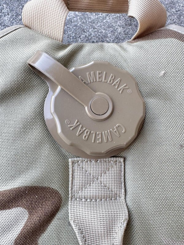 画像2: 米軍放出品 CAMELBAK   ハイドレーションバッグ 70 OZ(2リットル) (2)