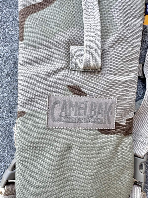 画像3: 米軍放出品 CAMELBAK   ハイドレーションバッグ 70 OZ(2リットル) (3)